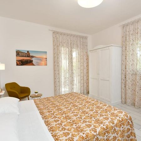 B&B Incentro Санта-Мария-ди-Кастеллабате Экстерьер фото